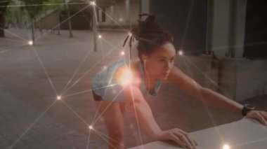 Açık havada egzersiz yapan kadın üzerindeki bağlantı ağının animasyonu. global spor, fitness, veri işleme ve dijital arayüz kavramı dijital olarak oluşturulmuş video.