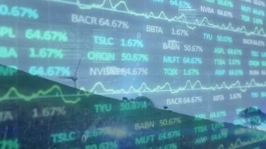 Rüzgar türbini üzerinde finansal veri işleme animasyonu. küresel çevre, ekoloji, finans, iş dünyası, dijital arayüz ve teknoloji konsepti dijital olarak oluşturulmuş video.