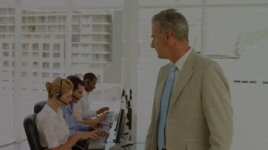 Telefon kulaklığı takan iş adamlarıyla ilgili istatistik ve veri işleme animasyonları. iş, bağlantı, teknoloji ve dijital arayüz konsepti dijital olarak oluşturulmuş video.