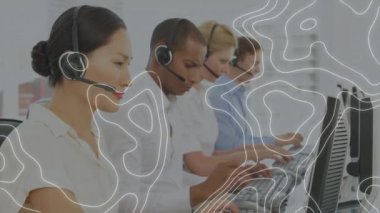 Telefon kulaklığı takan iş adamlarının hareket çizgilerinin animasyonu. küresel iş, dijital arayüz ve teknoloji konsepti dijital olarak oluşturulmuş video.
