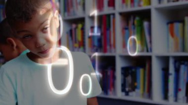 Gülümseyen okul çocuğunun üzerine ikili kodlama animasyonu. küresel eğitim, bağlantılar ve veri işleme kavramı dijital olarak oluşturulmuş video.