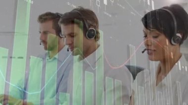 Telefon kulaklığı takan iş kadınının istatistik ve veri işleme animasyonu. iş, bağlantı, teknoloji ve dijital arayüz konsepti dijital olarak oluşturulmuş video