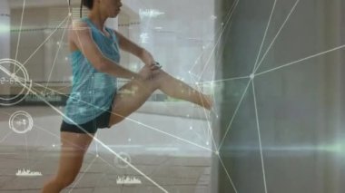 Formda bir kadının egzersiz yapması üzerine bağlantı ağının animasyonu. küresel bağlantılar, spor, fitness ve veri işleme konsepti dijital olarak oluşturulmuş video.