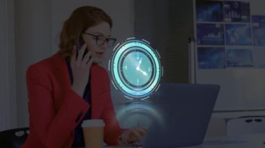 Ofisteki iş kadınının saatinin animasyonu. küresel iş, dijital arayüz ve teknoloji konsepti dijital olarak oluşturulmuş video.