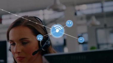 Kulaklık takan iş adamları üzerindeki bağlantılar ve simgelerin animasyonu. küresel iletişim, iş dünyası, bağlantılar, dijital arayüz ve teknoloji konsepti dijital olarak oluşturulmuş video.