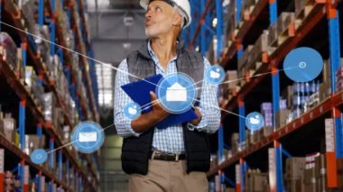 Depoda not tutan insanlar üzerindeki simgelerle bağlantı ağının animasyonu. küresel bağlantılar, gemicilik ve teknoloji konsepti dijital olarak oluşturulmuş video.