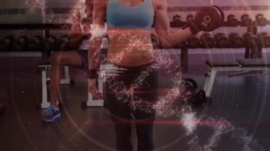 Dna iplikçiklerinin dönmesi ve ağırlık egzersizi yapan fit bir kadın üzerinde veri işlemesi. küresel spor, fitness, bilim ve veri işleme kavramı dijital olarak oluşturulmuş video.
