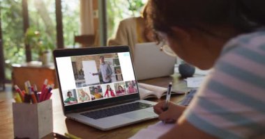 Evde online ders için dizüstü bilgisayar kullanan liseli kız, ekranda çeşitli öğretmenler ve sınıflar var. küresel iletişim teknolojisi ve çevrimiçi ilköğretim konsepti, dijital kompozit video.