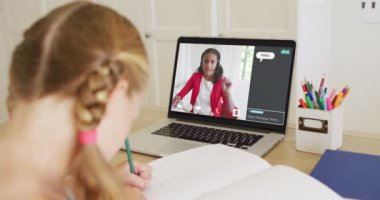 Kızın evde online ders için dizüstü bilgisayar kullandığı ve kızın ekranda elini kaldırdığı birleşik video. küresel iletişim teknolojisi ve çevrimiçi ilköğretim konsepti, dijital olarak oluşturulmuş video.