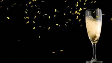 Şampanya kadehinin üzerine düşen altın konfetilerinin animasyonu. Yeni yıl partisi ve kutlama konsepti dijital olarak oluşturulmuş video.