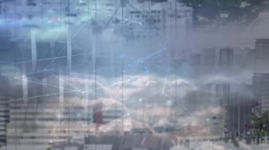 Şehir manzarası ve bulutlar üzerinde hareket eden bağlantı ağının animasyonu. küresel iletişim, dijital arayüz ve veri ağı konsepti, dijital olarak oluşturulmuş video.