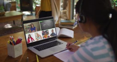 Evde online ders için dizüstü bilgisayar kullanan liseli kız, ekranda çeşitli öğretmenler ve sınıflar var. küresel iletişim teknolojisi ve çevrimiçi ilköğretim konsepti, dijital kompozit video.
