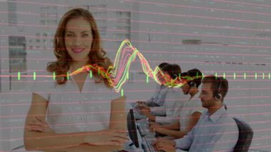 Telefon kulaklığı takan iş adamlarıyla ilgili istatistik ve veri işleme animasyonları. iş, bağlantı, teknoloji ve dijital arayüz konsepti dijital olarak oluşturulmuş video.