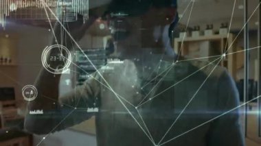 Video kulaklık takan bir iş kadınıyla olan bağlantıların animasyonu. küresel iletişim, iş dünyası, güvenlik, dijital arayüz ve teknoloji konsepti dijital olarak oluşturulmuş video.
