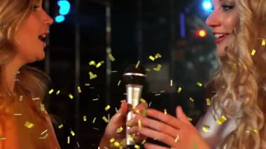 Partide şarkı söyleyen mutlu bayan arkadaşların üzerine düşen konfeti animasyonu. parti, kutlama, müzik ve eğlence konsepti dijital olarak oluşturulmuş video.