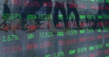 İş adamları üzerinde finansal veri işleme animasyonu. küresel iş, bağlantılar ve veri işleme kavramı dijital olarak oluşturulmuş video.