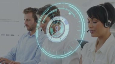 Telefon kulaklığı takan iş adamlarının saat animasyonu. iş, bağlantı, teknoloji ve dijital arayüz konsepti dijital olarak oluşturulmuş video.