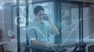 Ofisteki iş adamlarıyla olan bağlantıların animasyonu. küresel bağlantılar, iş ve teknoloji konsepti dijital olarak oluşturulmuş video.