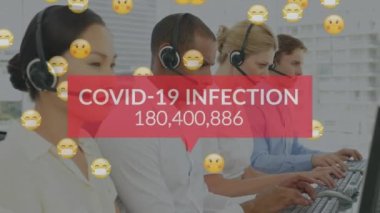 Telefon kulaklığı takan iş adamlarının üzerine yüz maskesi takan hasta emojilerin animasyonu. covid 19 salgını sırasında iş dünyası, teknoloji ve dijital arayüz konsepti dijital olarak oluşturuldu.