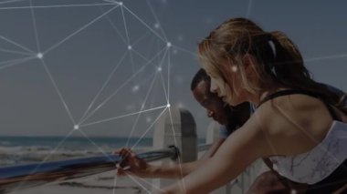 Dışarıda egzersiz yapan kadın ve erkek arasındaki bağlantı ağının animasyonu. global spor, fitness, veri işleme ve dijital arayüz kavramı dijital olarak oluşturulmuş video.