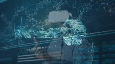 VR kulaklık takan iş adamının finansal veri işleme animasyonu. küresel iletişim, iş dünyası, bağlantılar, dijital arayüz ve teknoloji konsepti dijital olarak oluşturulmuş video.