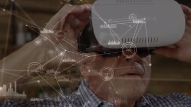 VR kulaklık takan iş adamlarıyla ilgili bağlantılar ve istatistiklerin animasyonu. küresel iletişim, iş dünyası, güvenlik, dijital arayüz ve teknoloji konsepti dijital olarak oluşturulmuş video.