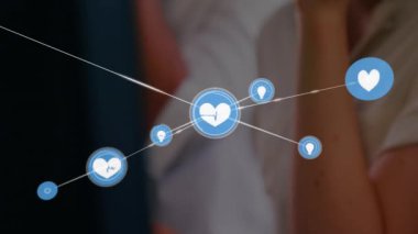 Kulaklık takan iş adamları üzerindeki bağlantılar ve simgelerin animasyonu. küresel iletişim, iş dünyası, bağlantılar, dijital arayüz ve teknoloji konsepti dijital olarak oluşturulmuş video.