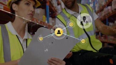 Depoda çalışan dizüstü bilgisayarı kullanan kadın üzerindeki bağlantı ağının animasyonu. küresel gönderim, bağlantılar ve veri işleme konsepti dijital olarak oluşturulmuş video.