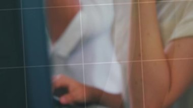 Kulaklık takan iş adamları üzerinde tıbbi veri işleme animasyonu. küresel iletişim, iş dünyası, bağlantılar, dijital arayüz ve teknoloji konsepti dijital olarak oluşturulmuş video.