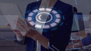 Işıldayan dairesel tarayıcının tablet kullanan bir iş kadını üzerinde devre kartı ile dönüşünün animasyonu. küresel iletişim ağı, yaşam tarzı ve dijital arayüz konsepti dijital olarak oluşturulmuş video.