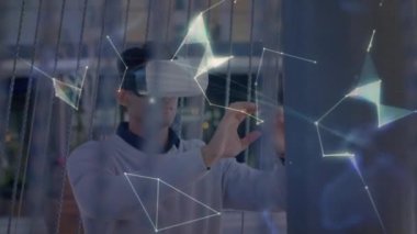 Bağlantılar, dünya ve video kulaklık takan iş adamlarının animasyonu. küresel iletişim, iş dünyası, güvenlik, dijital arayüz ve teknoloji konsepti dijital olarak oluşturulmuş video.