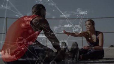 Dışarıda egzersiz yapan kadın ve erkek arasındaki bağlantı ağının animasyonu. global spor, fitness, veri işleme ve dijital arayüz kavramı dijital olarak oluşturulmuş video.