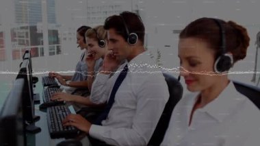 Kulaklık takan iş adamları üzerinden veri işleme animasyonu. küresel iletişim, iş dünyası, bağlantılar, dijital arayüz ve teknoloji konsepti dijital olarak oluşturulmuş video.