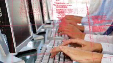 Telefon kulaklığı takan insanların finansal veri işleme animasyonları. küresel iş, dijital arayüz ve teknoloji konsepti dijital olarak oluşturulmuş video.