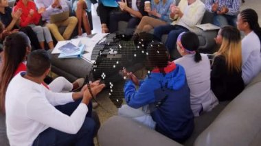 Çeşitli yaratıcı meslektaşların ofis toplantılarında el çırparak dönen dünyanın animasyonu. Dijital olarak oluşturulan küresel iletişim ağı konsepti.