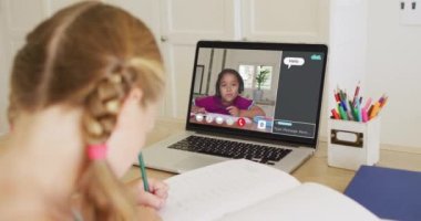 Evde online ders için dizüstü bilgisayar kullanan bir kız videosu, ekranda çeşitli liseli kızlar var. küresel iletişim teknolojisi ve çevrimiçi ilköğretim konsepti, dijital olarak oluşturulmuş video.