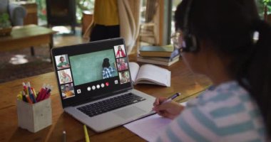 Evde online ders için dizüstü bilgisayar kullanan liseli kız, ekranda çeşitli öğretmenler ve sınıflar var. küresel iletişim teknolojisi ve çevrimiçi ilköğretim konsepti, dijital kompozit video.