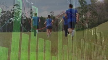 Koşan bir grup kadın ve erkek üzerinde veri işleme animasyonu. spor ve yarışma konsepti dijital olarak oluşturulmuş video.