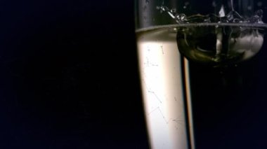 Şampanya kadehiyle bağlantı ağının animasyonu. Yeni yıl partisi ve kutlama konsepti dijital olarak oluşturulmuş video.