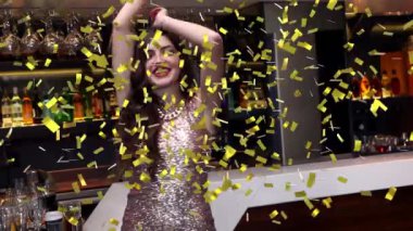 Partide dans eden mutlu kadının üzerine düşen konfeti animasyonu. parti, kutlama, müzik ve eğlence konsepti dijital olarak oluşturulmuş video.