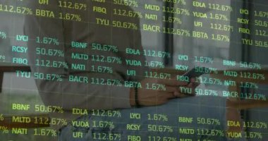 Akıllı telefon kullanan bir kadının istatistik ve veri işleme animasyonu. küresel iş, dijital arayüz ve teknoloji konsepti dijital olarak oluşturulmuş video.