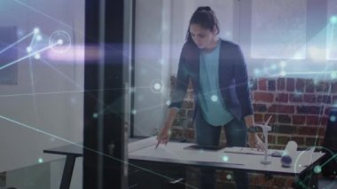 İş kadını üzerindeki bağlantı ağının animasyonu. küresel bağlantılar, iş ve teknoloji konsepti dijital olarak oluşturulmuş video.