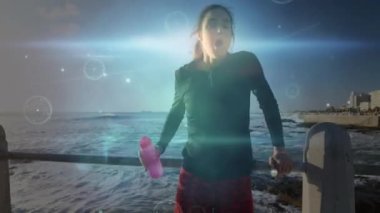 Bağlantılar ağının animasyonu ve koşan kadın hakkında veri işleme. global spor, fitness, sağlıklı yaşam tarzı ve dijital olarak üretilen veri işleme konsepti.