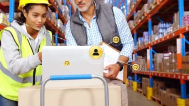 Depodaki dizüstü bilgisayarları kullanarak personel üzerindeki insan simgelerinin animasyonu. küresel iletişim, dağıtım ve dijital ağ konsepti dijital olarak oluşturulmuş video.