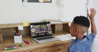 Liseli çocuk evde online ders için dizüstü bilgisayar kullanıyor. Çeşitli öğretmenler ve sınıflar ekranda. küresel iletişim teknolojisi ve çevrimiçi ilköğretim konsepti, dijital kompozit video.