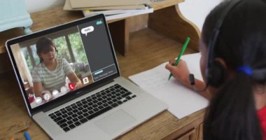 Okul arkadaşı ve internet sohbeti ile evde online ders için dizüstü bilgisayar kullanan kız öğrenci. küresel iletişim teknolojisi ve çevrimiçi ilköğretim konsepti, dijital kompozit video.