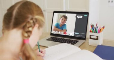 Liseli kız, meslektaşı ve internet sohbeti ile evde online ders için dizüstü bilgisayar kullanıyor. küresel iletişim teknolojisi ve çevrimiçi ilköğretim konsepti, dijital kompozit video.