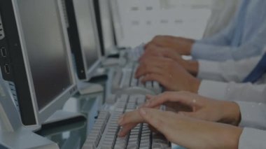 Telefon kulaklığı takan iş adamlarının üzerine düşen beyaz noktaların animasyonu. iş, bağlantı, teknoloji ve dijital arayüz konsepti dijital olarak oluşturulmuş video.