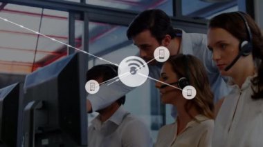 Kulaklık takan iş adamları üzerindeki bağlantılar ve simgelerin animasyonu. küresel iletişim, iş dünyası, bağlantılar, dijital arayüz ve teknoloji konsepti dijital olarak oluşturulmuş video.