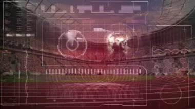 Spor stadyumundaki dijital arayüzde küresel ve veri işleme animasyonu. spor, rekabet, küresel ağ ve dijital arayüz konsepti, dijital olarak oluşturulmuş video.